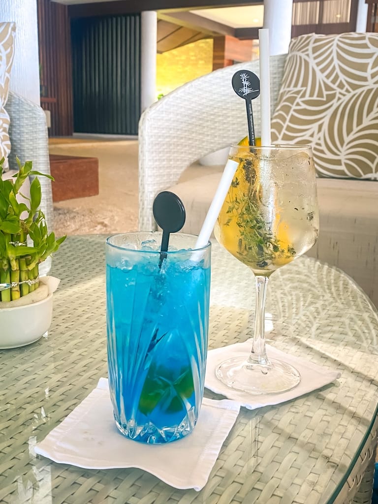Two cocktails placed ona table