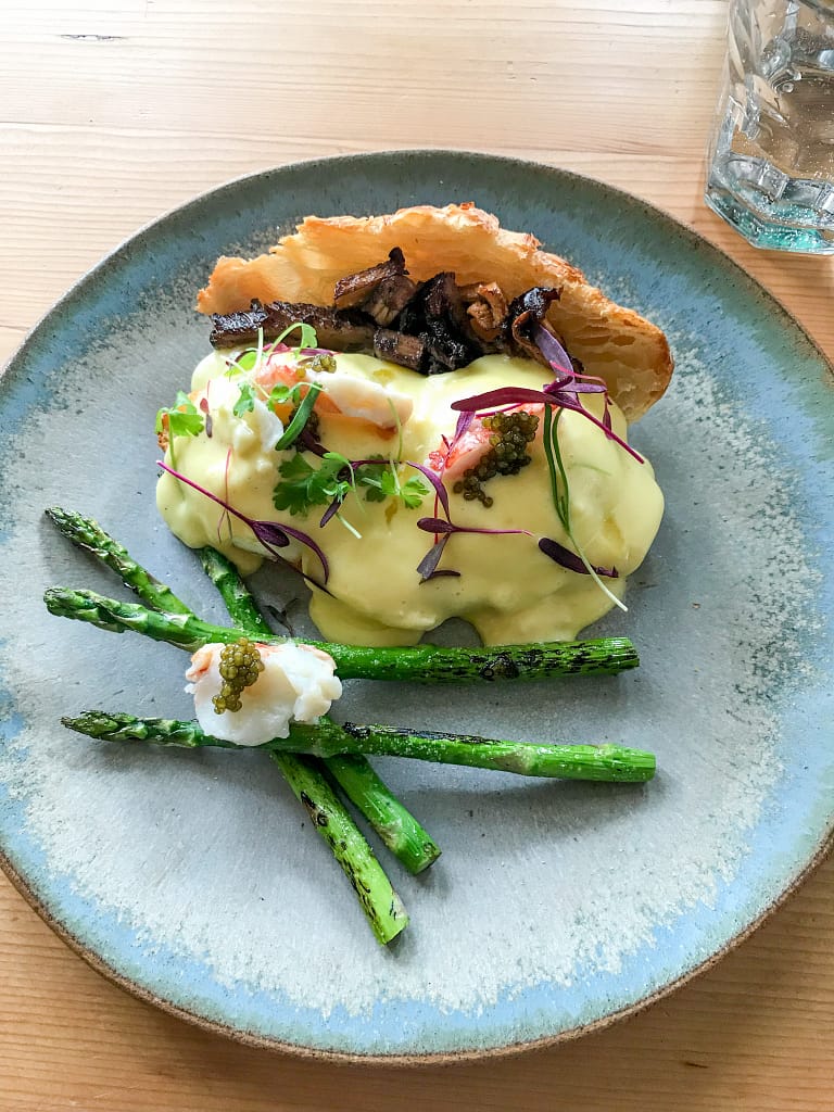 Picture of a breakfast croissant and asparagus served on a plate